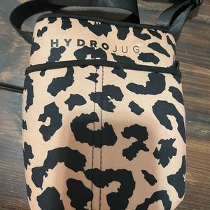 HydroJug savannah leopard sleeve